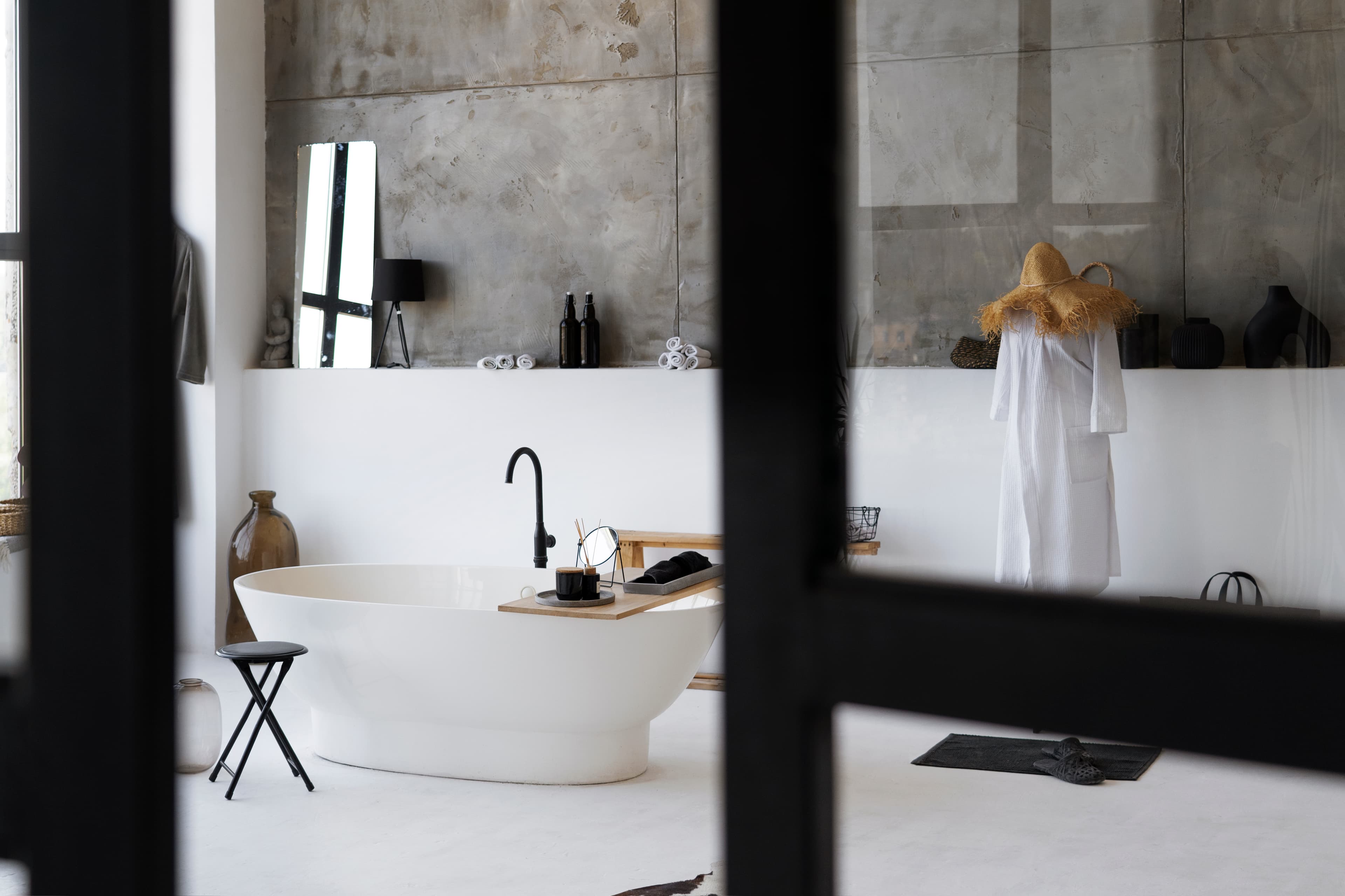 Fertiggestelltes modernes Badezimmer nach Sanierung